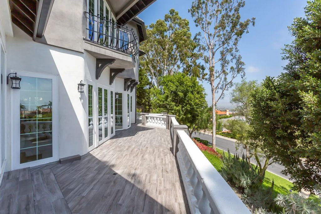 The Home in Laguna Niguel, a luxury coastal estate with high-ceilings, elegant chandelier, and an abundance of natural sunlight offering magnificent life style is now available for sale. This home located at 3 Lime Orch, Laguna Niguel, California