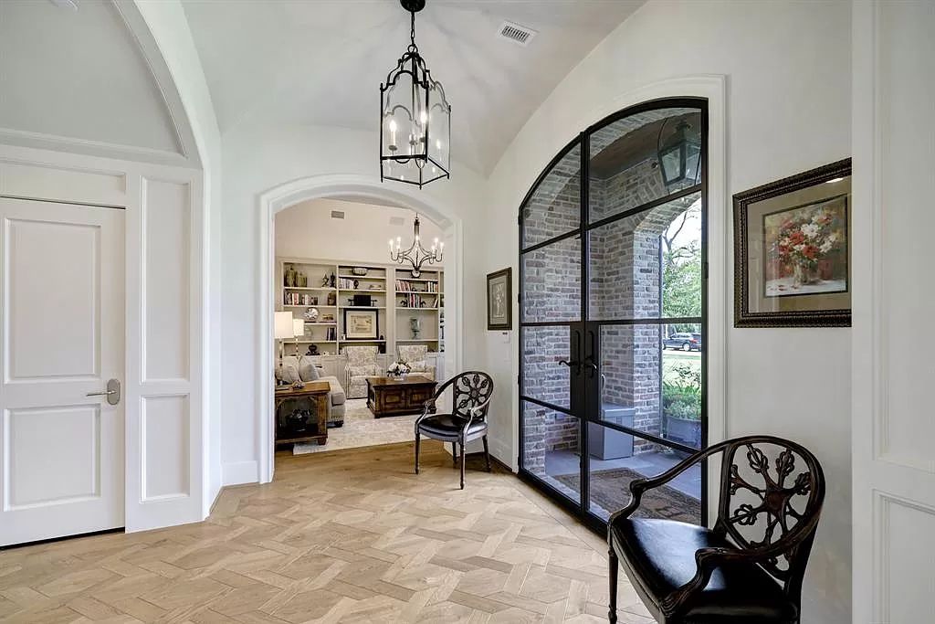 The Estate in Houston, a spectacular recent construction with European Oak flooring, marble, stone, elevator capable, plaster walls, reclaimed beams is now available for sale. This home located at 11709 Fidelia Ct, Houston, Texas