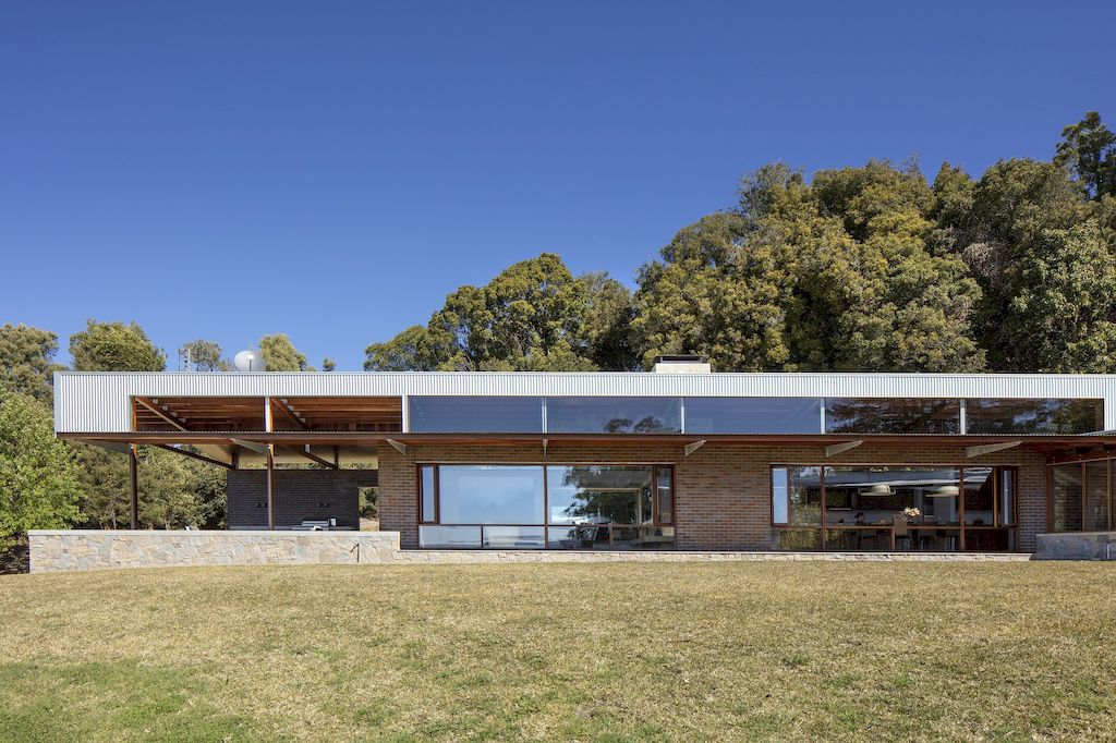 Merindah Park House, owner-built farmhouse by Richard Cole Architecture