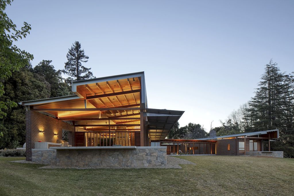 Merindah Park House, owner-built farmhouse by Richard Cole Architecture