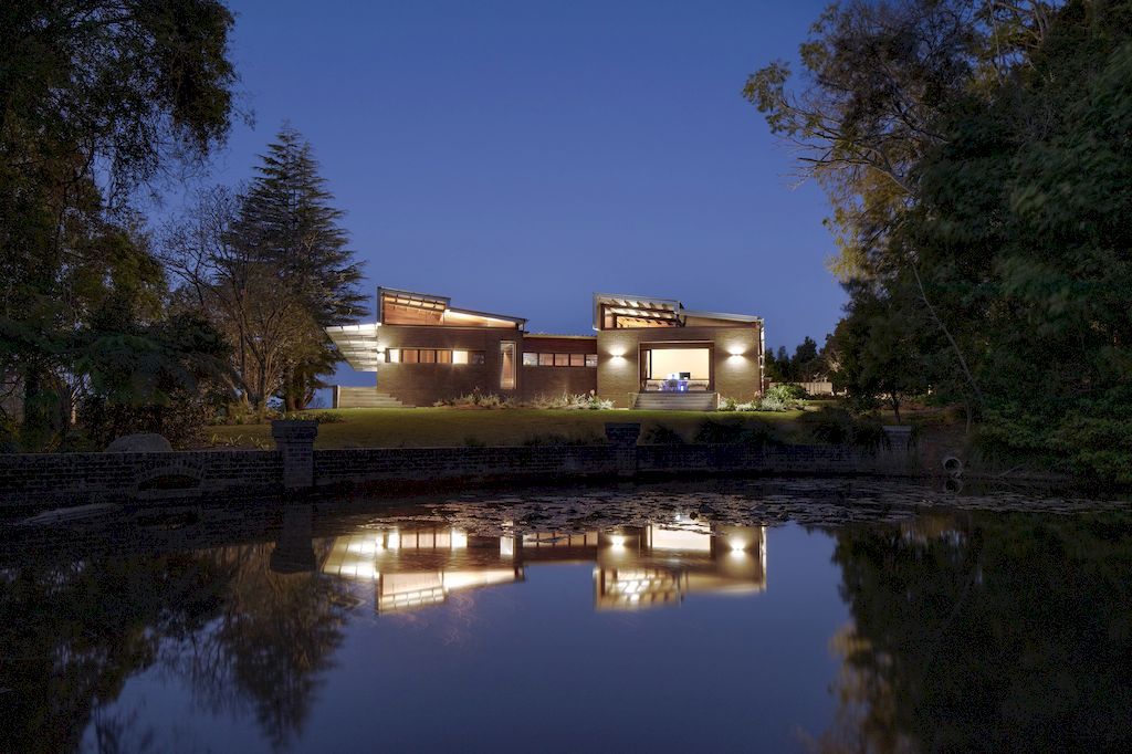 Merindah Park House, owner-built farmhouse by Richard Cole Architecture