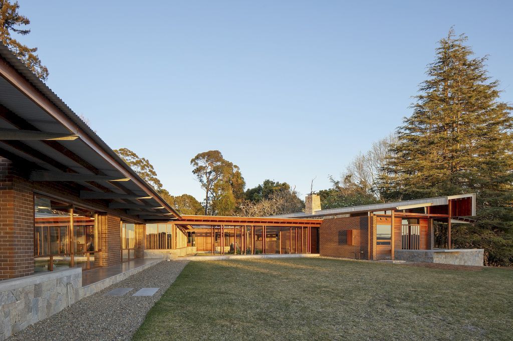 Merindah Park House, owner-built farmhouse by Richard Cole Architecture