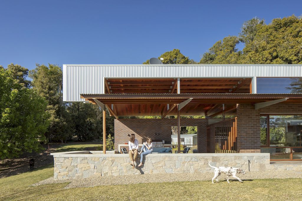 Merindah Park House, owner-built farmhouse by Richard Cole Architecture