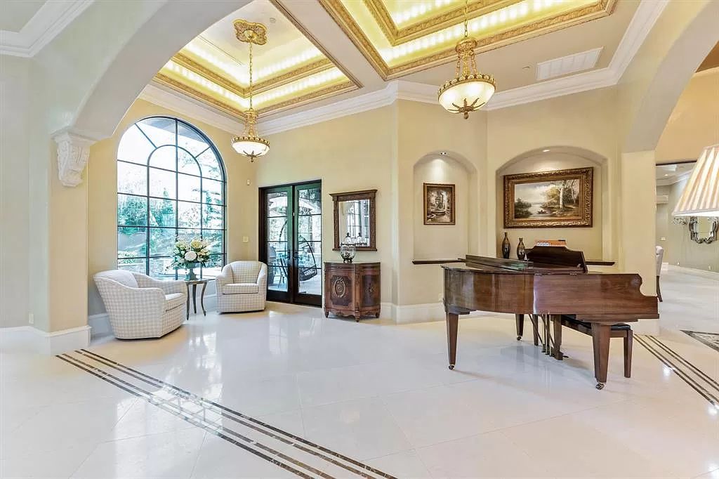 The Mansion in Houston, a meticulously designed classic Mediterranean estate built for entertaining on a grand scale with its dramatic formal areas is now available for sale. This home located at 11117 Beinhorn Rd, Houston, Texas