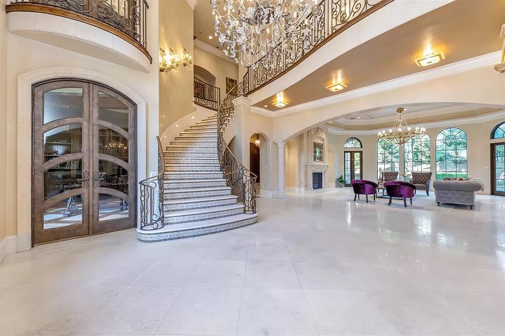 The Mansion in Houston, a meticulously designed classic Mediterranean estate built for entertaining on a grand scale with its dramatic formal areas is now available for sale. This home located at 11117 Beinhorn Rd, Houston, Texas