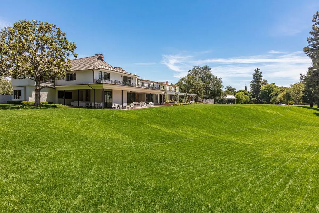 The Residence in North Hollywood, a jewel of Toluca Lake offering gracious amenities, an expansive outdoor oasis, and gorgeous, well-preserved architectural elements is now available for sale. This home located at 10346 Moorpark St, North Hollywood, California