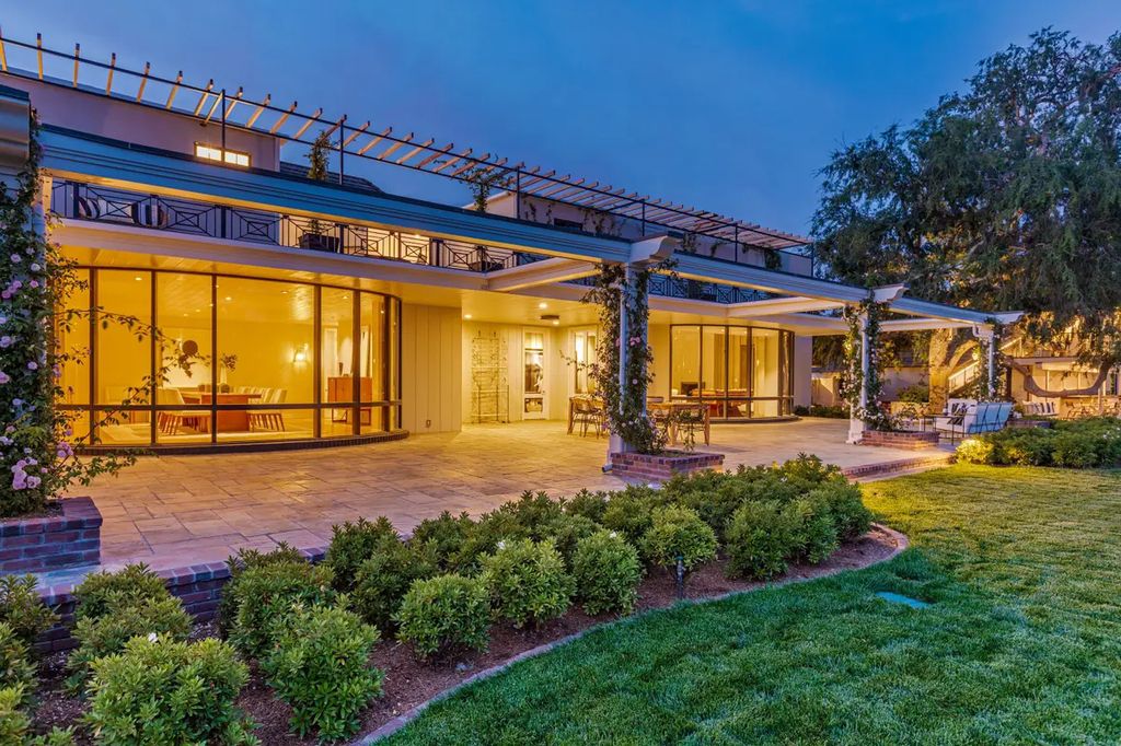 The Residence in North Hollywood, a jewel of Toluca Lake offering gracious amenities, an expansive outdoor oasis, and gorgeous, well-preserved architectural elements is now available for sale. This home located at 10346 Moorpark St, North Hollywood, California