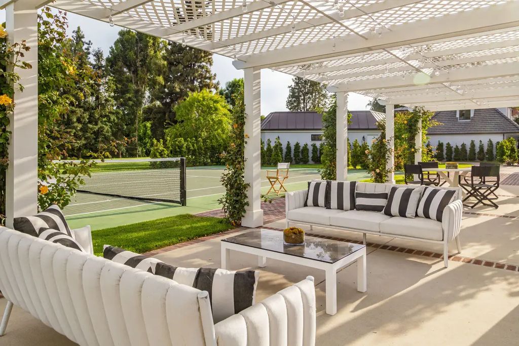 The Residence in North Hollywood, a jewel of Toluca Lake offering gracious amenities, an expansive outdoor oasis, and gorgeous, well-preserved architectural elements is now available for sale. This home located at 10346 Moorpark St, North Hollywood, California