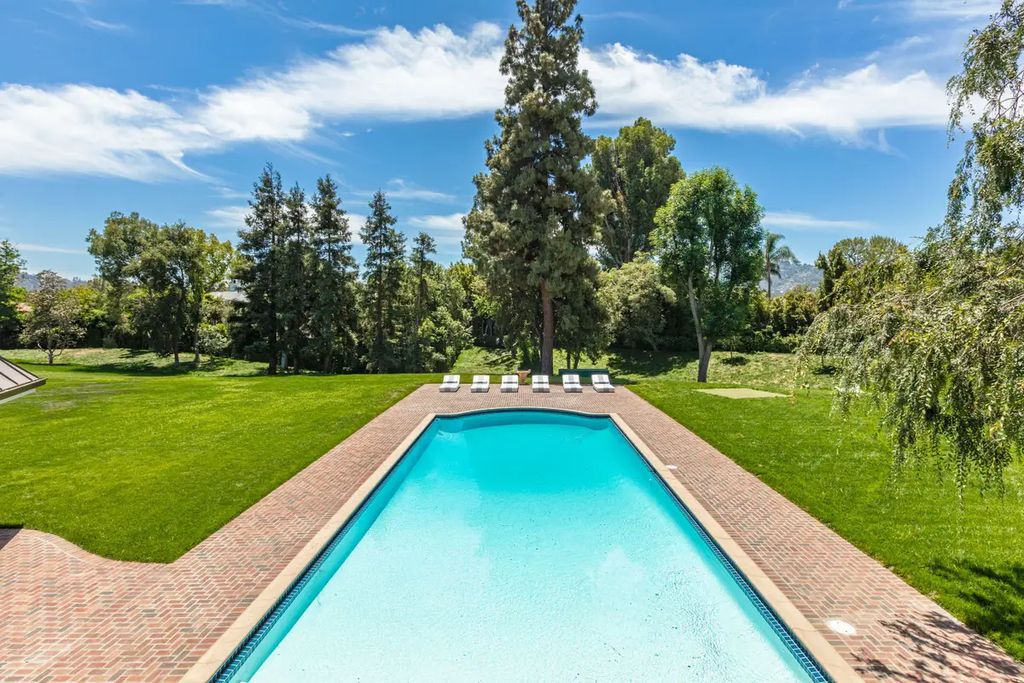 The Residence in North Hollywood, a jewel of Toluca Lake offering gracious amenities, an expansive outdoor oasis, and gorgeous, well-preserved architectural elements is now available for sale. This home located at 10346 Moorpark St, North Hollywood, California