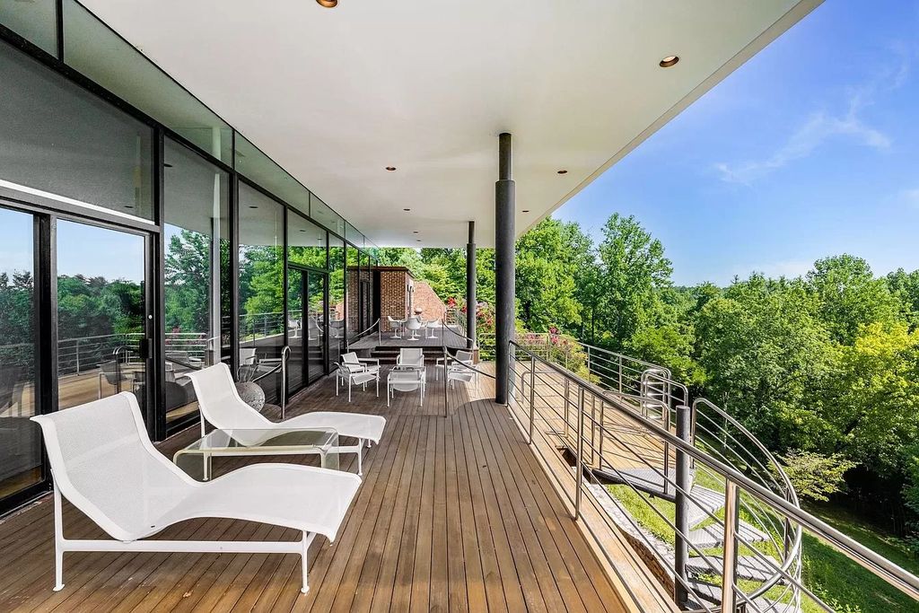 The Estate in Franklin is a luxurious home that delights the senses and intelligently and beautifully planned now available for sale. This home located at 1122 Harpeth Ridge Rd, Franklin, Tennessee; offering 04 bedrooms and 05 bathrooms with 7,297 square feet of living spaces. 