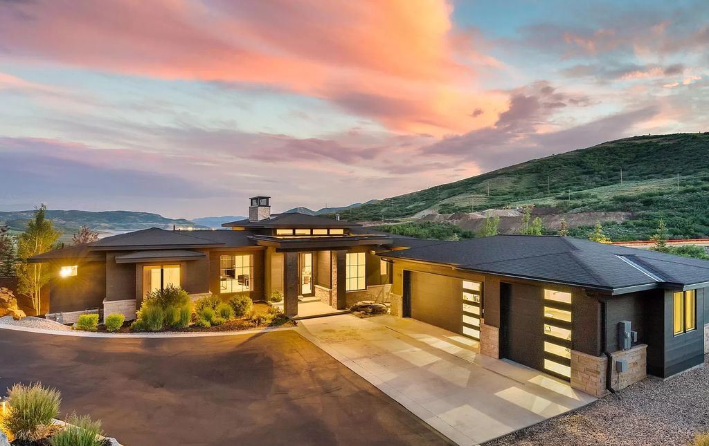The Home in Kamas, a mountain contemporary estate with jaw-dropping views of the Jordanelle Reservoir and Mayflower ski slopes featuring well-thought out floor plan is now available for sale. This home located at 13231 N Deer Canyon Dr, Kamas, Utah