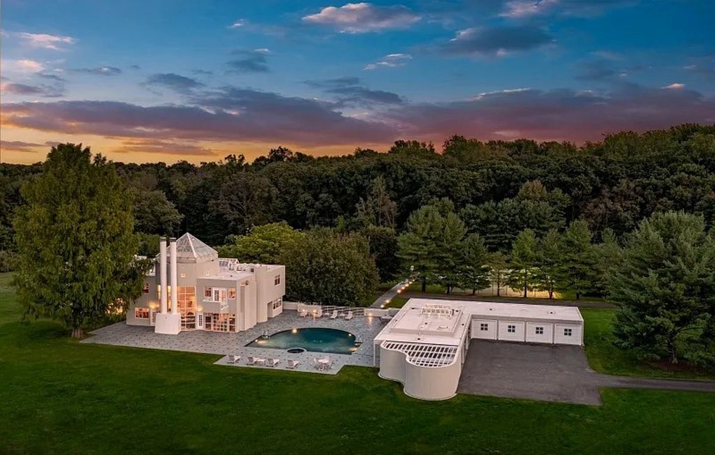 The House in Harding Twp is a luxurious home design by the noted architectural firm of Gwathmey Siegel, now available for sale. This home located at 75 Sand Spring Rd, Harding Twp, New Jersey
