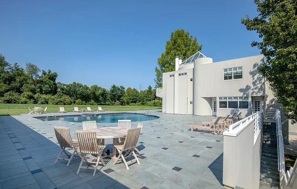 The House in Harding Twp is a luxurious home design by the noted architectural firm of Gwathmey Siegel, now available for sale. This home located at 75 Sand Spring Rd, Harding Twp, New Jersey