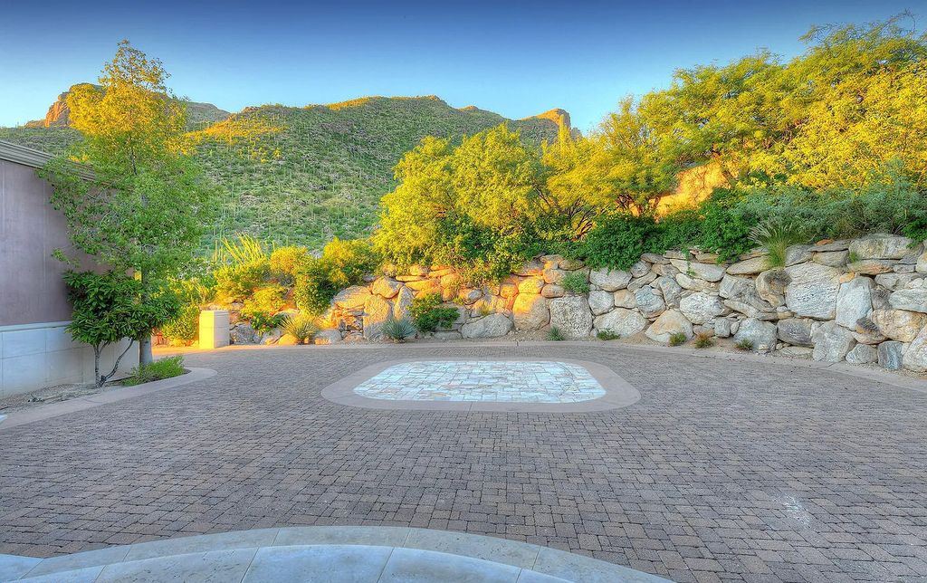 The Home in Tucson, a spectacular all-masonry stucco mansion nestled in prestigious, gated The Canyons offers sweeping city, mountain, sunset and sunrise views is now available for sale. This home located at 7582 N Secret Canyon Dr, Tucson, Arizona