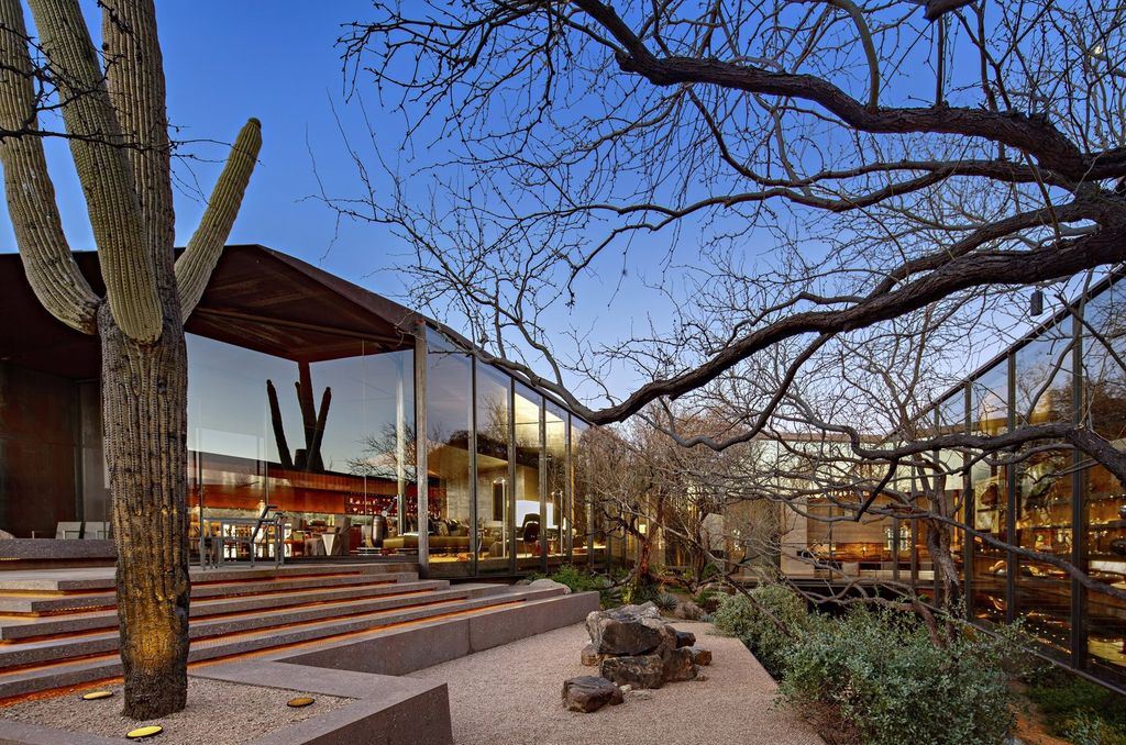 The Home in Scottsdale, an unique masterpiece of the art proves that artistic creativity and functional living can coexist utilizing rammed earth, steel, glass and stone is now available for sale. This home located at 10016 E Relic Rock Rd #17, Scottsdale, Arizona