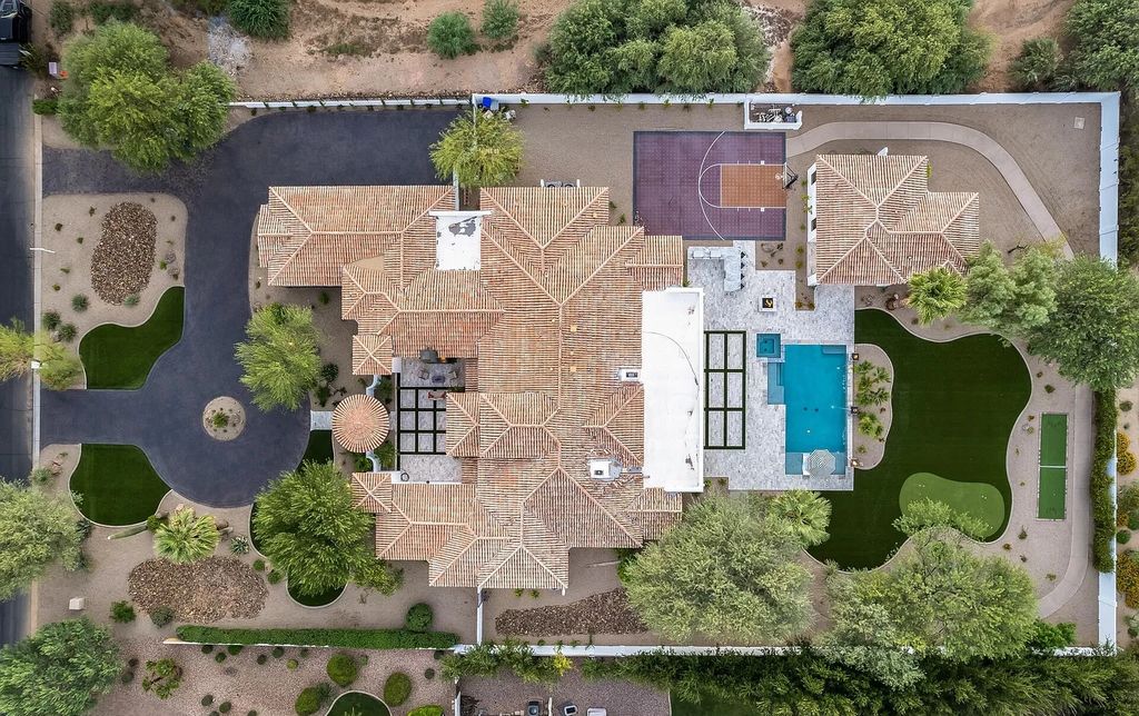 The Paradise Valley Home, a luxurious desert oasis has been renovated in both inside and outside including an amazing kitchen, an exceptional great room and completely redone front landscaping is now available for sale. This home located at 6802 E Sunnyvale Rd, Paradise Valley, Arizona