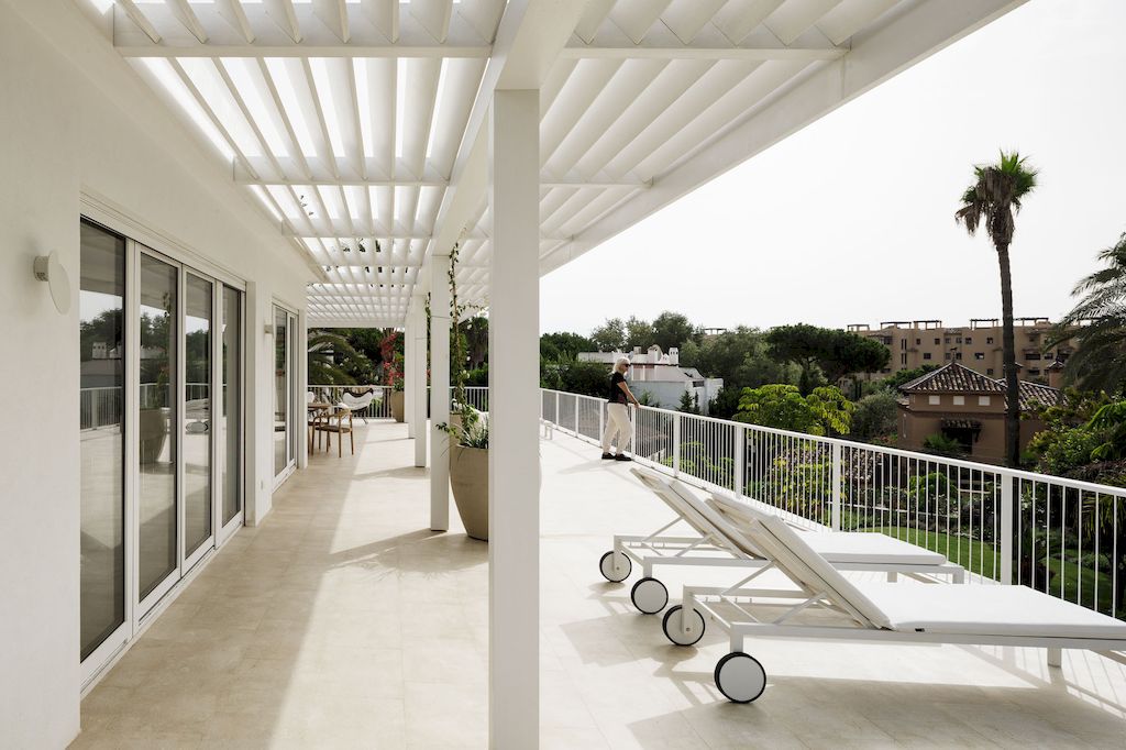 Villa Schefflera, a comprehensive renovation by Marion Regitko Arquitectos