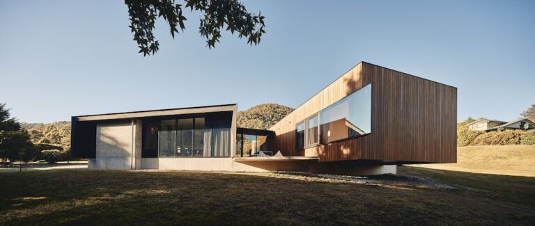 Wallaby Hill House Reflects the Outdoor Lifestyle in Australia by Avver