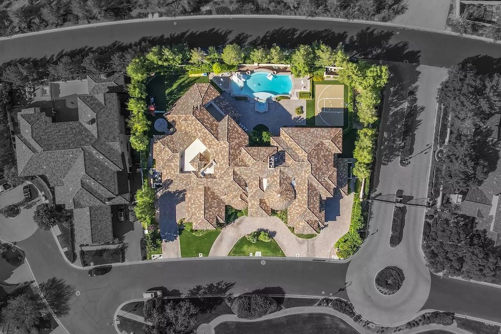 The Estate in Las Vegas, a chic custom home in the Southern Highlands Golf Club with interior and exterior spaces that can be highly personalized to offer the ultimate comfort is now available for sale. This home located at 11 Quintessa Cir, Las Vegas, Nevada