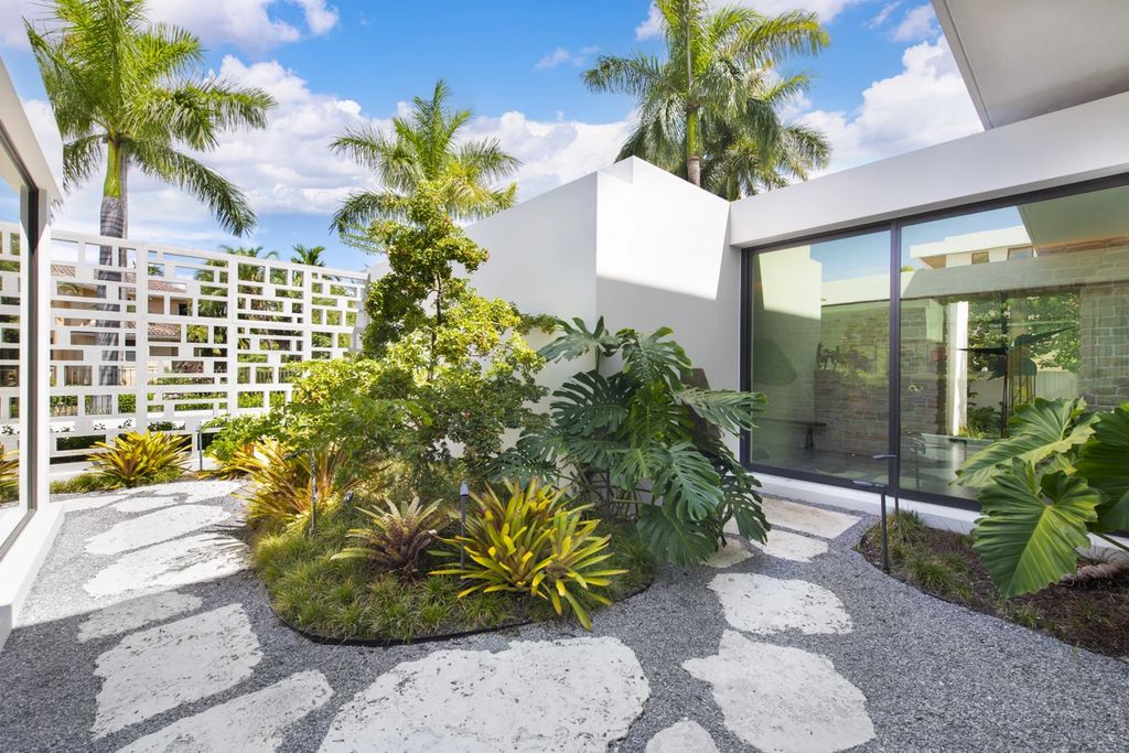 121 Nurmi Dr, Fort Lauderdale, Florida is a sophisticated modernist estate built in 2020 by renown architect Daniel Kahan from Smith and Moore with unbelievable features including beautiful lighting, private gardens, summer kitchen and more.