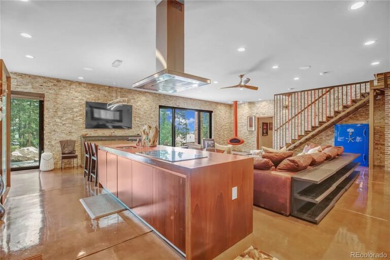 A Stunning Mountain Contemporary Home in Morrison with Finest Quality