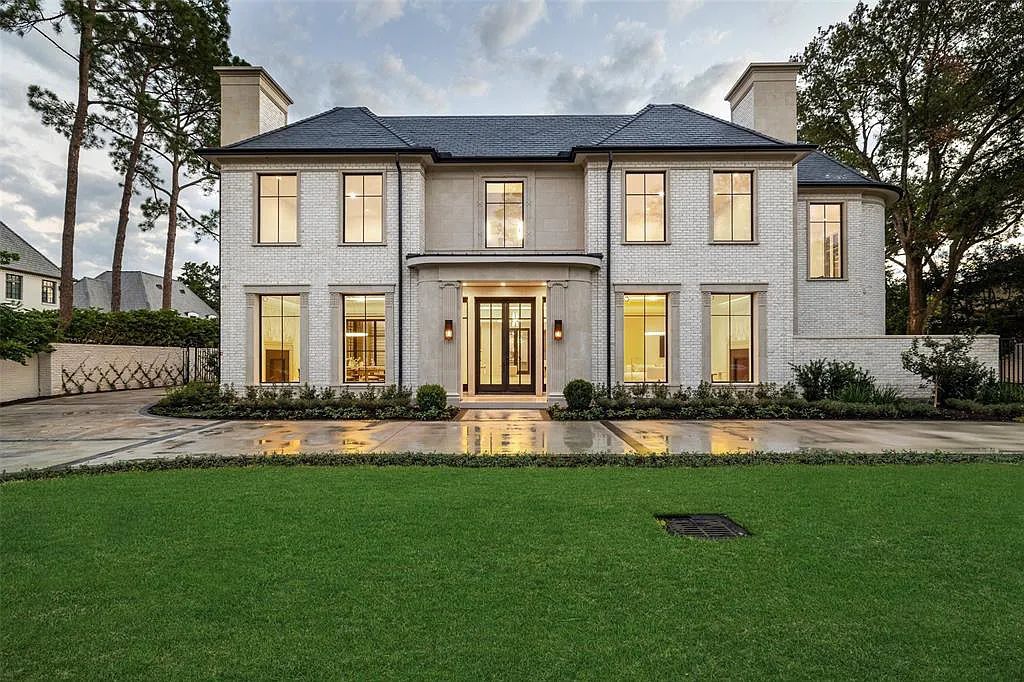 3315 Del Monte Drive, Houston, Texas is a highly custom new build by premiere builder Layne Kelly and JD Bartell Designs with state of the art amenities and a spacious backyard.