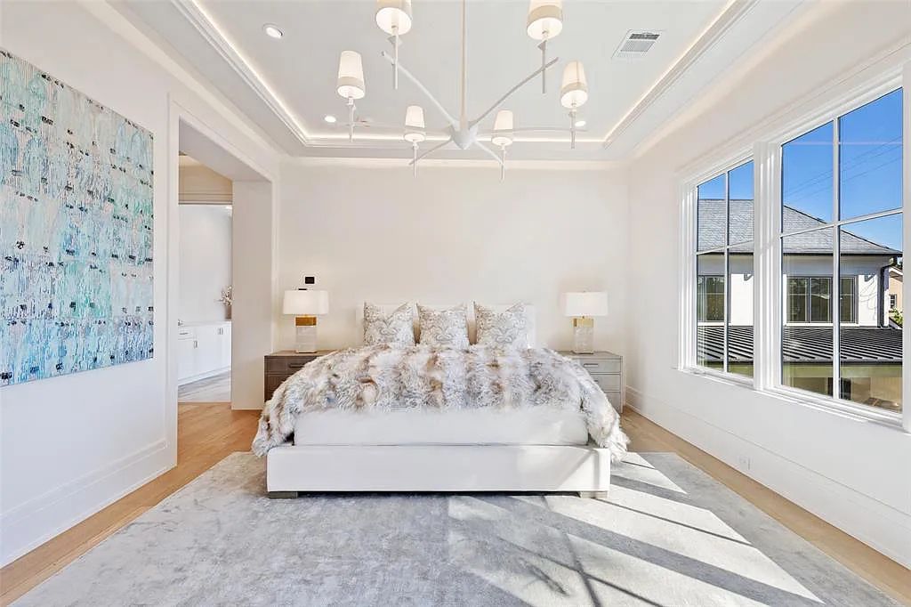 3315 Del Monte Drive, Houston, Texas is a highly custom new build by premiere builder Layne Kelly and JD Bartell Designs with state of the art amenities and a spacious backyard.