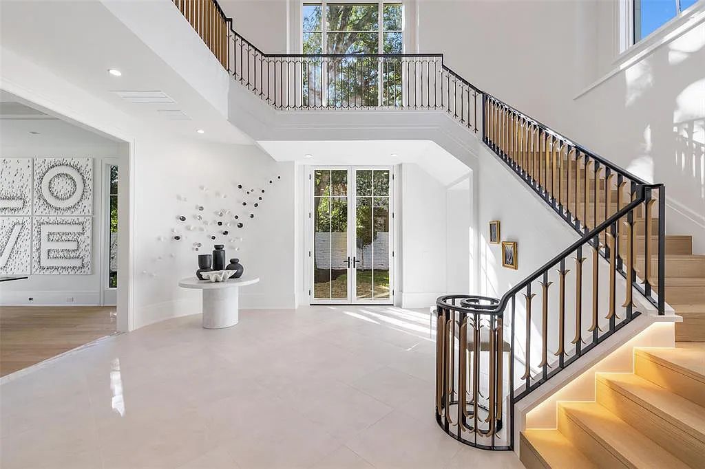 3315 Del Monte Drive, Houston, Texas is a highly custom new build by premiere builder Layne Kelly and JD Bartell Designs with state of the art amenities and a spacious backyard.