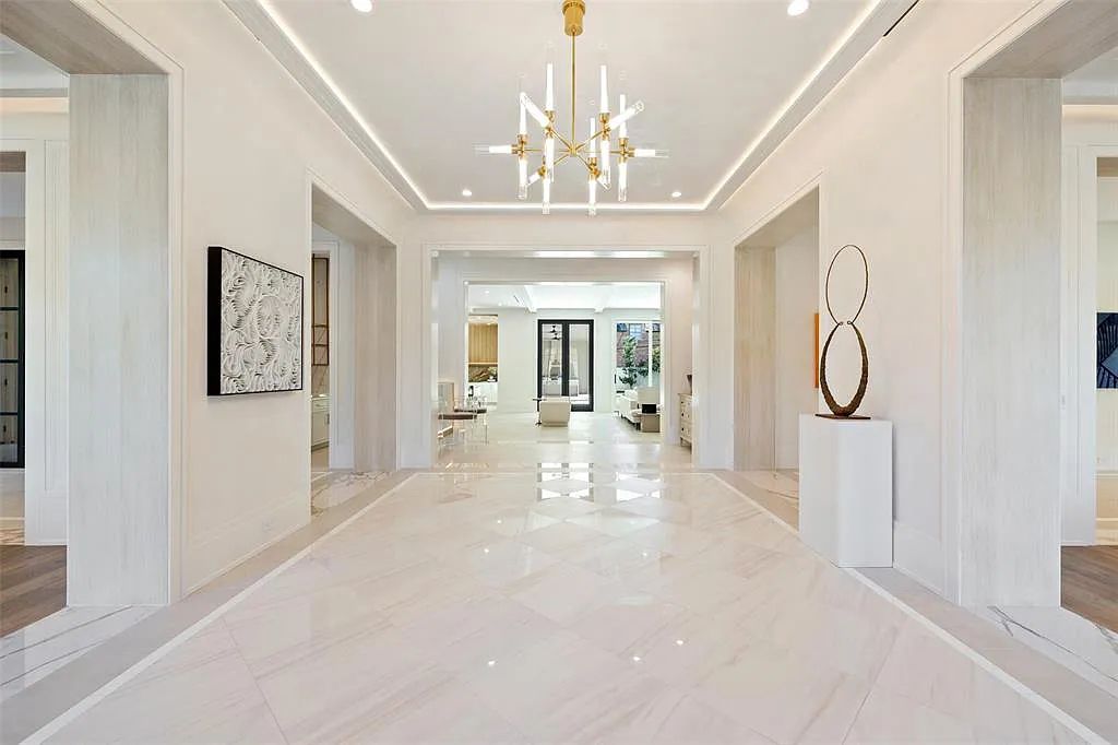 3315 Del Monte Drive, Houston, Texas is a highly custom new build by premiere builder Layne Kelly and JD Bartell Designs with state of the art amenities and a spacious backyard.