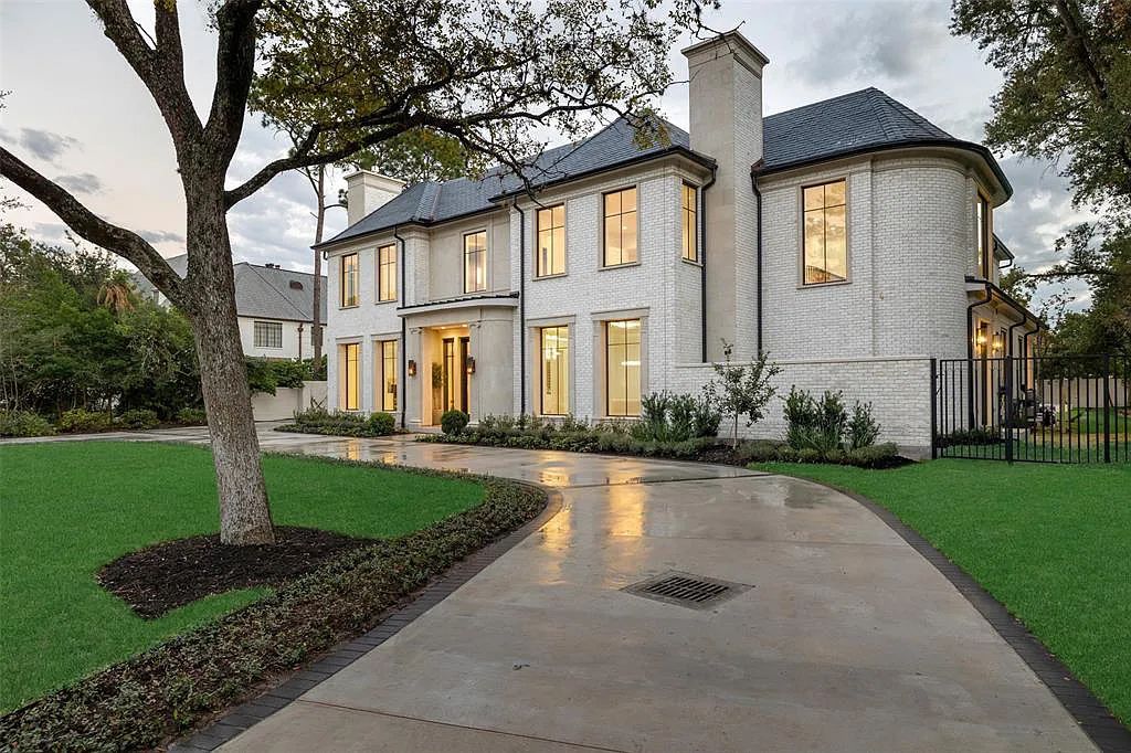 3315 Del Monte Drive, Houston, Texas is a highly custom new build by premiere builder Layne Kelly and JD Bartell Designs with state of the art amenities and a spacious backyard.