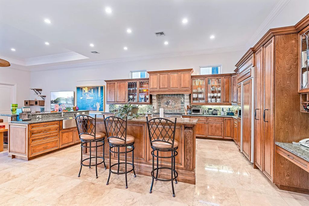 The Estate in Jupiter, a spectacular home with-in minutes to the Atlantic Ocean offering amazing water life is now available for sale. This home located at 19010 Loxahatchee River Rd, Jupiter, Florida
