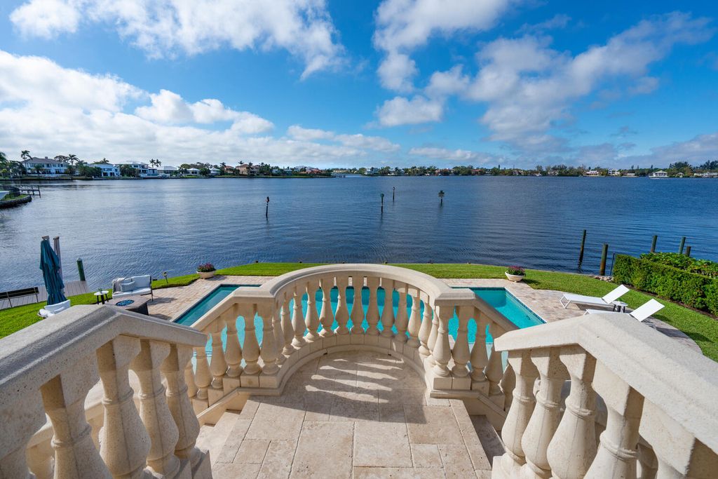 7350 Captain Kidd Ave, Sarasota, Florida is an amazing bay front estate accentuates a light and bright designer open floor plan which effortlessly blends architectural character with a modern look.
