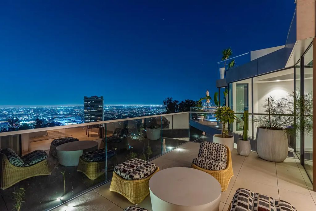 The Home in Los Angeles, a modern-marvel of design by Hagy Belzberg set in the heart of the Bird Streets offering a double-height family room, smart-home technology systems, and more is now available for sale. This home located at 9422 Sierra Mar Dr, Los Angeles, California