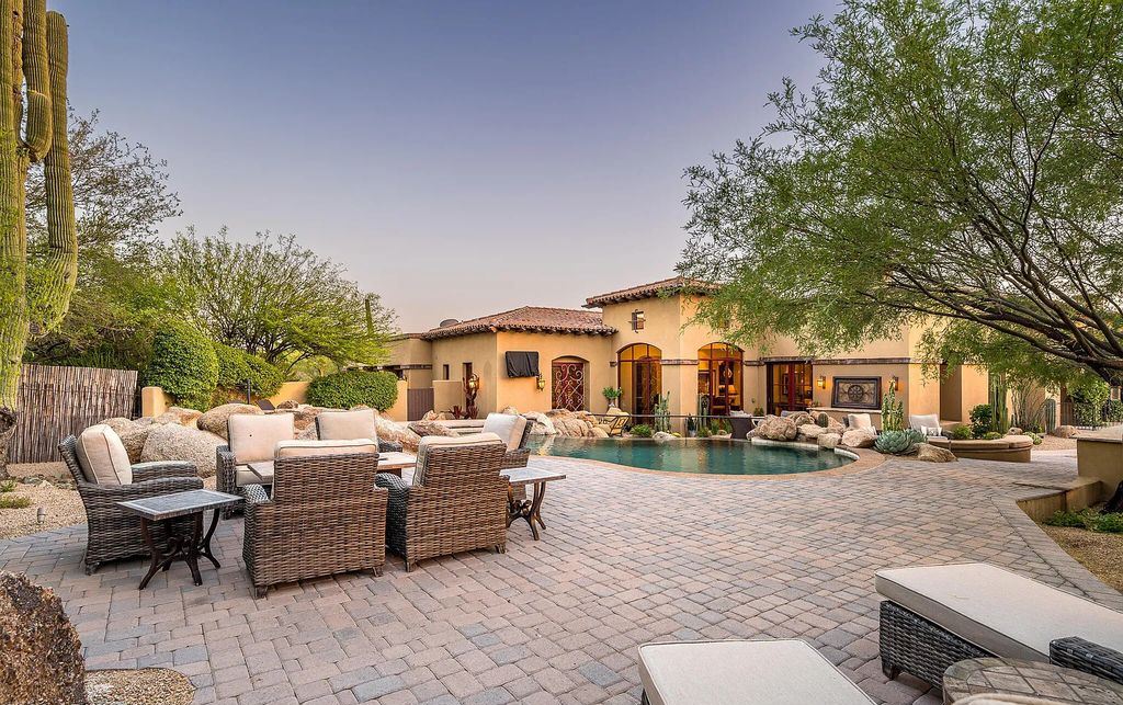 The Home in Scottsdale, an elegant residence has an expansive outdoor living features multiple fire effects, outdoor kitchen, large covered patio, heated pool/spa and several boulder outcroppings is now available for sale. This home located at 8472 E Moonlight Pass, Scottsdale, Arizona