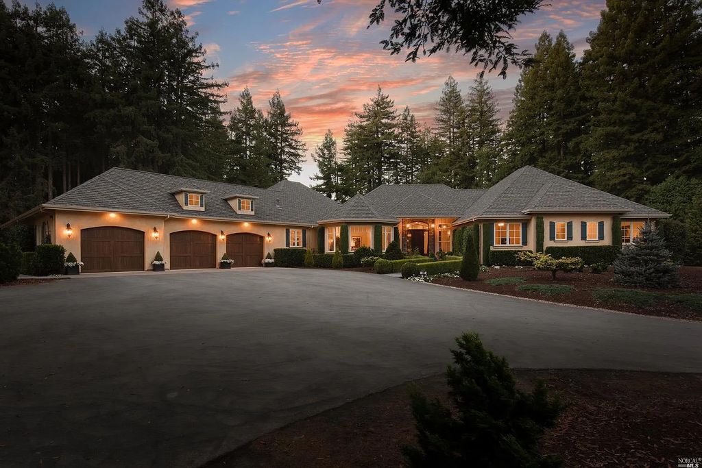The Estate in Sebastopol, a luxurious home with an intimate quality, structures blend easily with in the pristine natural setting and the sun drenched acreage belies the scented bay is now available for sale. This home located at 887 Jonive Rd, Sebastopol, California