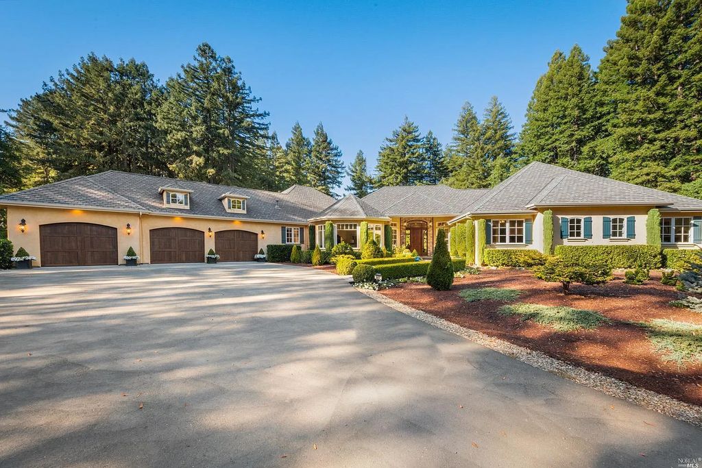 The Estate in Sebastopol, a luxurious home with an intimate quality, structures blend easily with in the pristine natural setting and the sun drenched acreage belies the scented bay is now available for sale. This home located at 887 Jonive Rd, Sebastopol, California