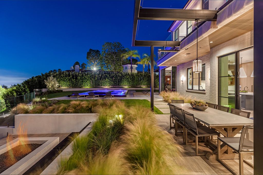 The Home in Los Angeles, a Napa Valley modern farmhouse with unobstructed 180-degree views of both Downtown and Century City created by Adam Hunter and Ken Ungar and constructed by Shain Development is now available for sale. This home located at 890 Linda Flora Dr, Los Angeles, California