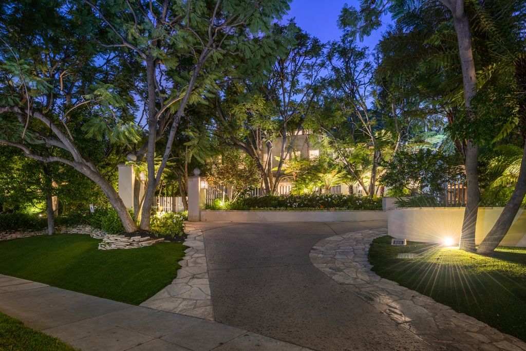 The Estate in Beverly Hills, a magnificent tennis court home sits on almost an acre lot with soaring ceilings and a admirable floor plan, each grand-scale room was designed with meticulous attention to detail is now available for sale. This home located at 809 N Alpine Dr, Beverly Hills, California