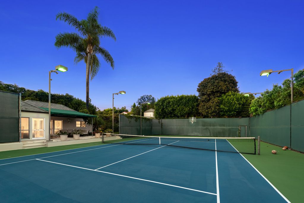 The Estate in Beverly Hills, a magnificent tennis court home sits on almost an acre lot with soaring ceilings and a admirable floor plan, each grand-scale room was designed with meticulous attention to detail is now available for sale. This home located at 809 N Alpine Dr, Beverly Hills, California
