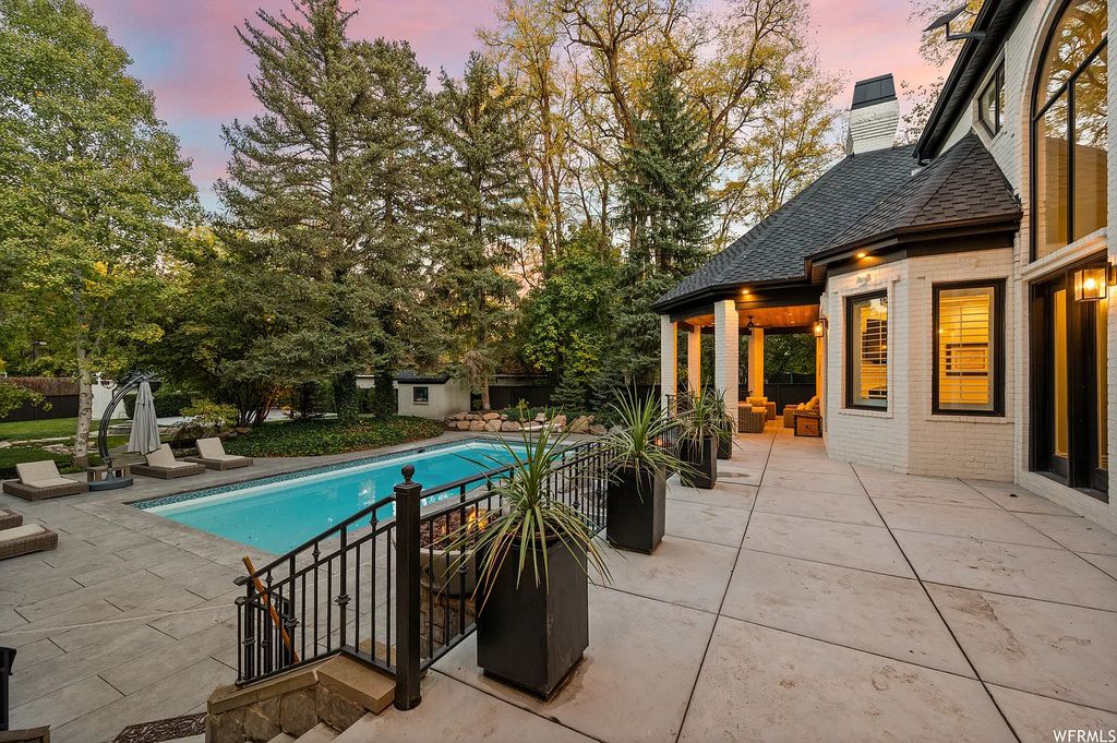 2227 E 5340 S, Holladay, Utah is a recently remodeled estate in prestigious Holladay neighborhood comes with a combination of chic modernity and warm, classic beauty that strikes the perfect balance between form and function.