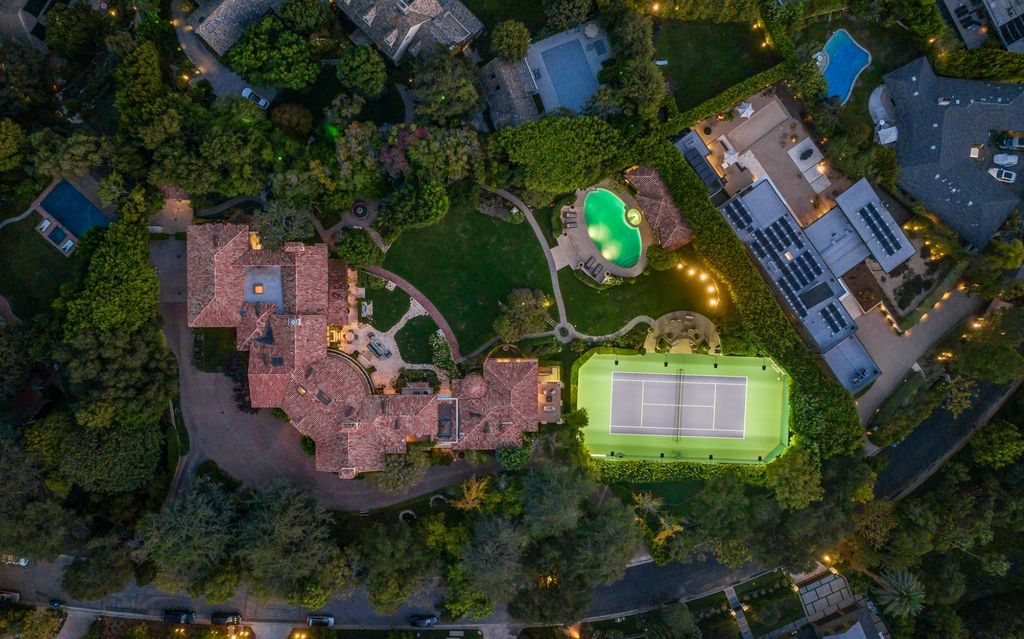1550 Amalfi Dr, Pacific Palisades, California is private Florentine villa inspired home offers iconic Westside living in one of Los Angeles's most picturesque coastal regions.