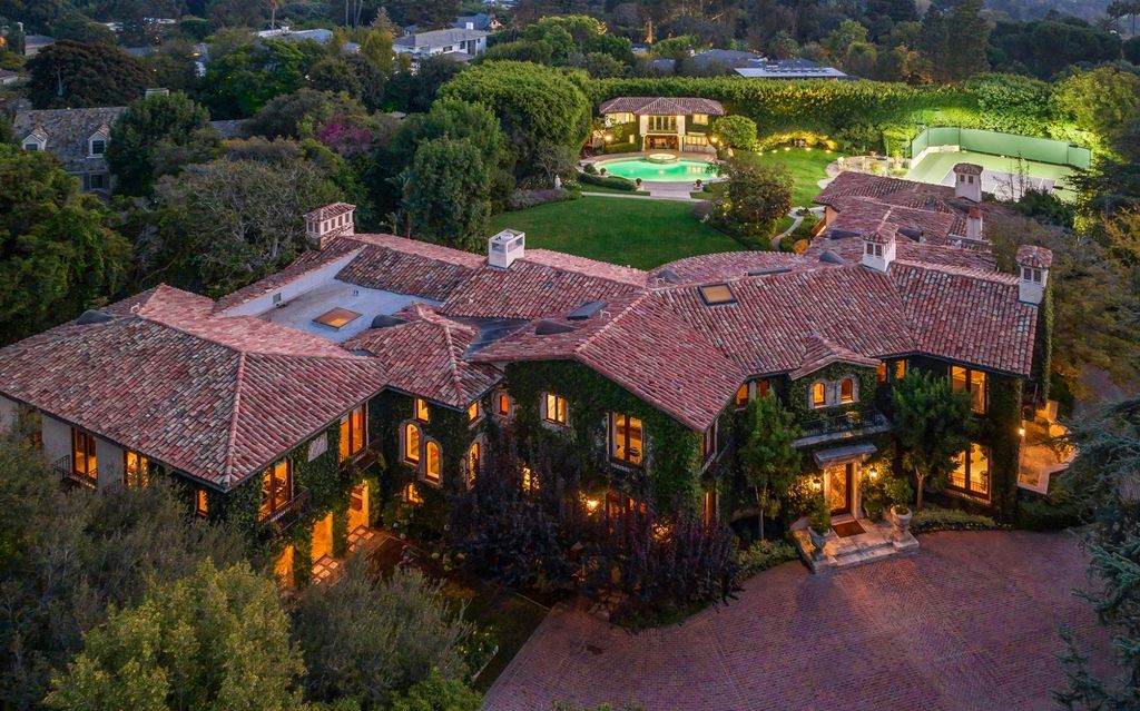 1550 Amalfi Dr, Pacific Palisades, California is private Florentine villa inspired home offers iconic Westside living in one of Los Angeles's most picturesque coastal regions.