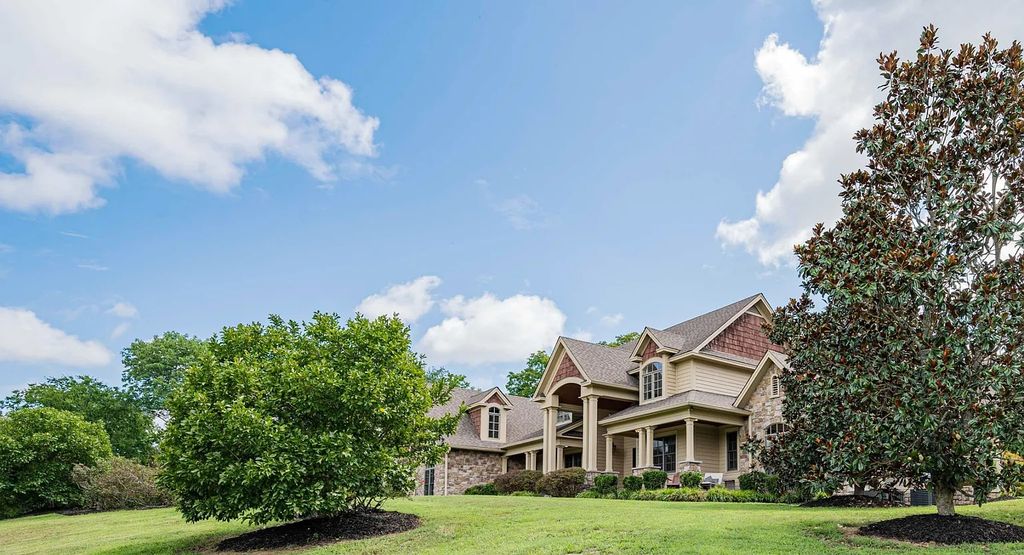 The Estate in Kingston Springs is a luxurious home that you have to see now available for sale. This home located at 872 Pinnacle Hill Rd, Kingston Springs, Tennessee; offering 03 bedrooms and 04 bathrooms with 4,192 square feet of living spaces. 