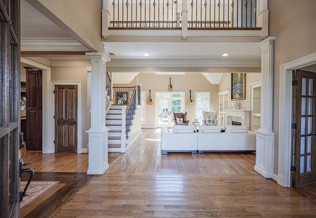 The Estate in Kingston Springs is a luxurious home that you have to see now available for sale. This home located at 872 Pinnacle Hill Rd, Kingston Springs, Tennessee; offering 03 bedrooms and 04 bathrooms with 4,192 square feet of living spaces. 