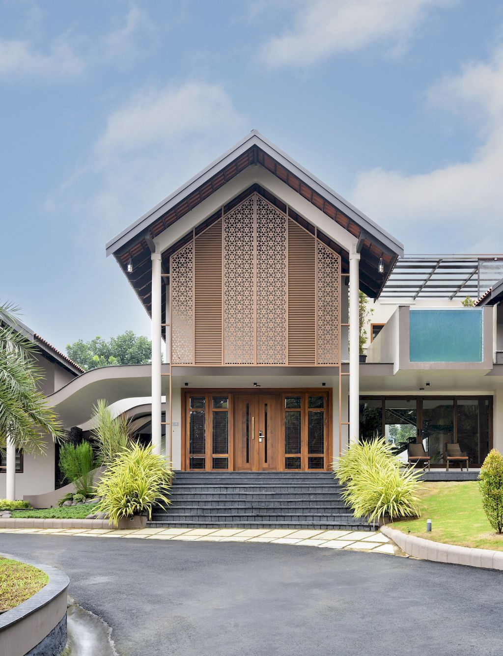 Contour House, spacious & comfort home by Archimatrix India Associates