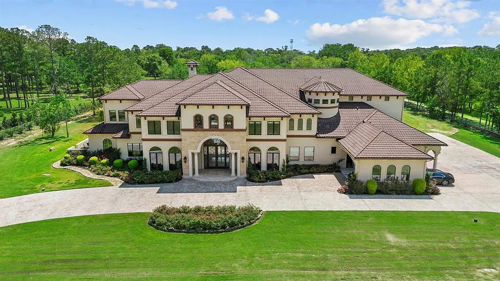 The Estate in Friendswood, an exceptional Mediterranean home with a breathtaking resort style backyard on 5 private wooded acres located along one of Friendswood’s most coveted streets is now available for sale. This home located at 10B Wilderness Trl, Friendswood, Texas