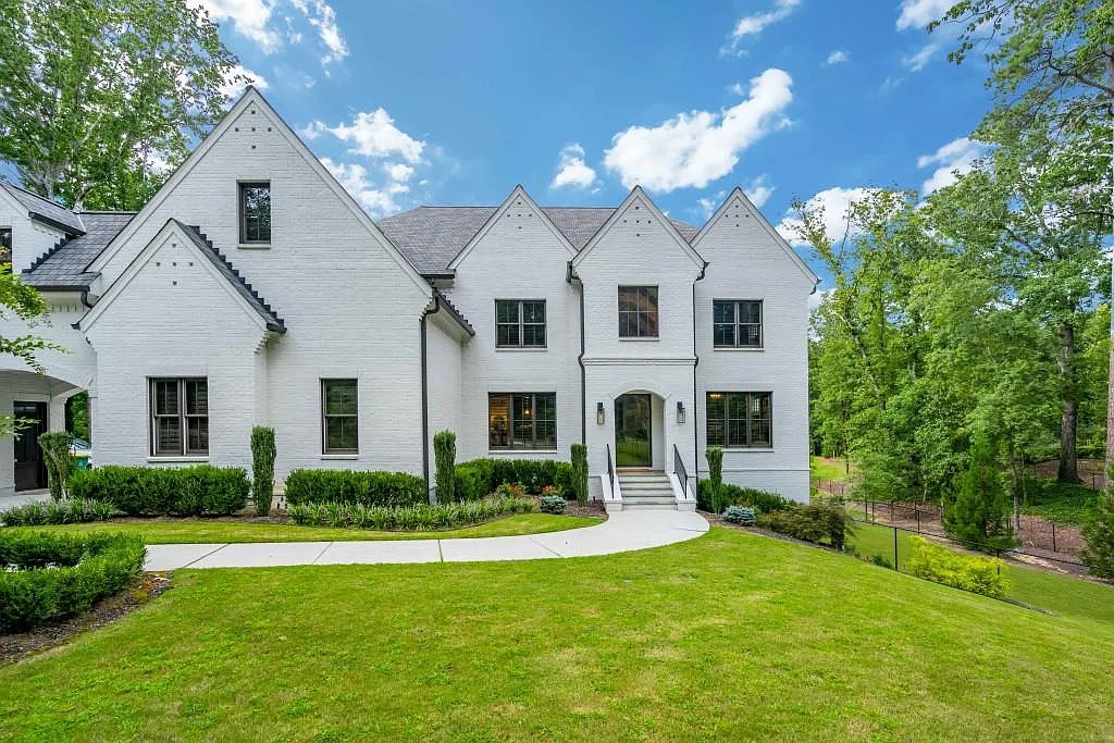 The Estate in Sandy Springs is a luxurious home perfect for entertaining now available for sale. This home located at 5720 Riverside Dr NW, Sandy Springs, Georgia; offering 06 bedrooms and 07 bathrooms with 2.15 acres of land.