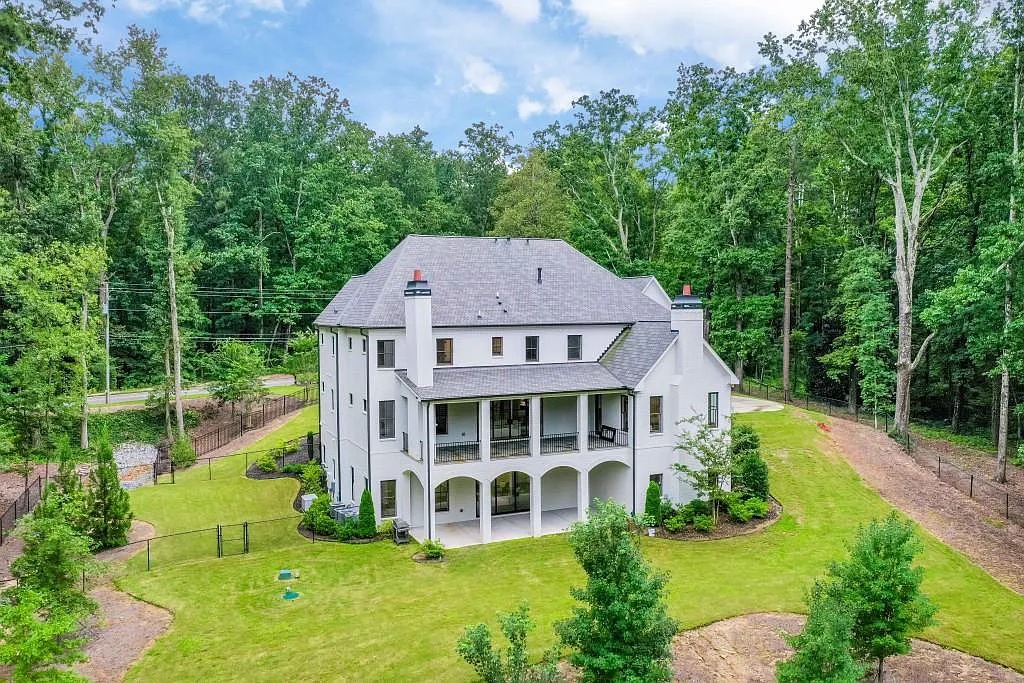 The Estate in Sandy Springs is a luxurious home perfect for entertaining now available for sale. This home located at 5720 Riverside Dr NW, Sandy Springs, Georgia; offering 06 bedrooms and 07 bathrooms with 2.15 acres of land.