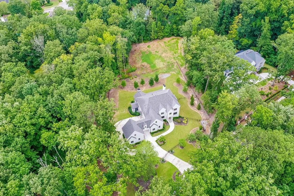 The Estate in Sandy Springs is a luxurious home perfect for entertaining now available for sale. This home located at 5720 Riverside Dr NW, Sandy Springs, Georgia; offering 06 bedrooms and 07 bathrooms with 2.15 acres of land.