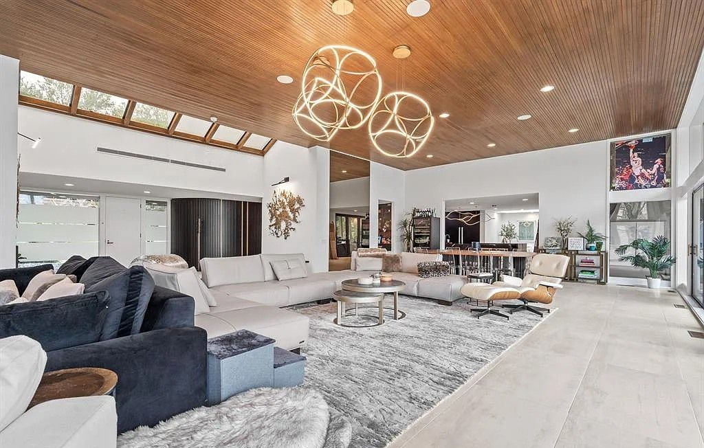 The House in Bloomfield Hills offers grand gallery-like foyer with full wall of panoramic views of the lake & tall ceilings throughout, now available for sale. This home located at 3897 Lakeland Ln, Bloomfield Hills, Michigan